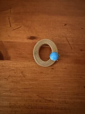 Vintage Style Gold Tone Rope Design Brooch Faux Turquoise Cabochon Round Pin